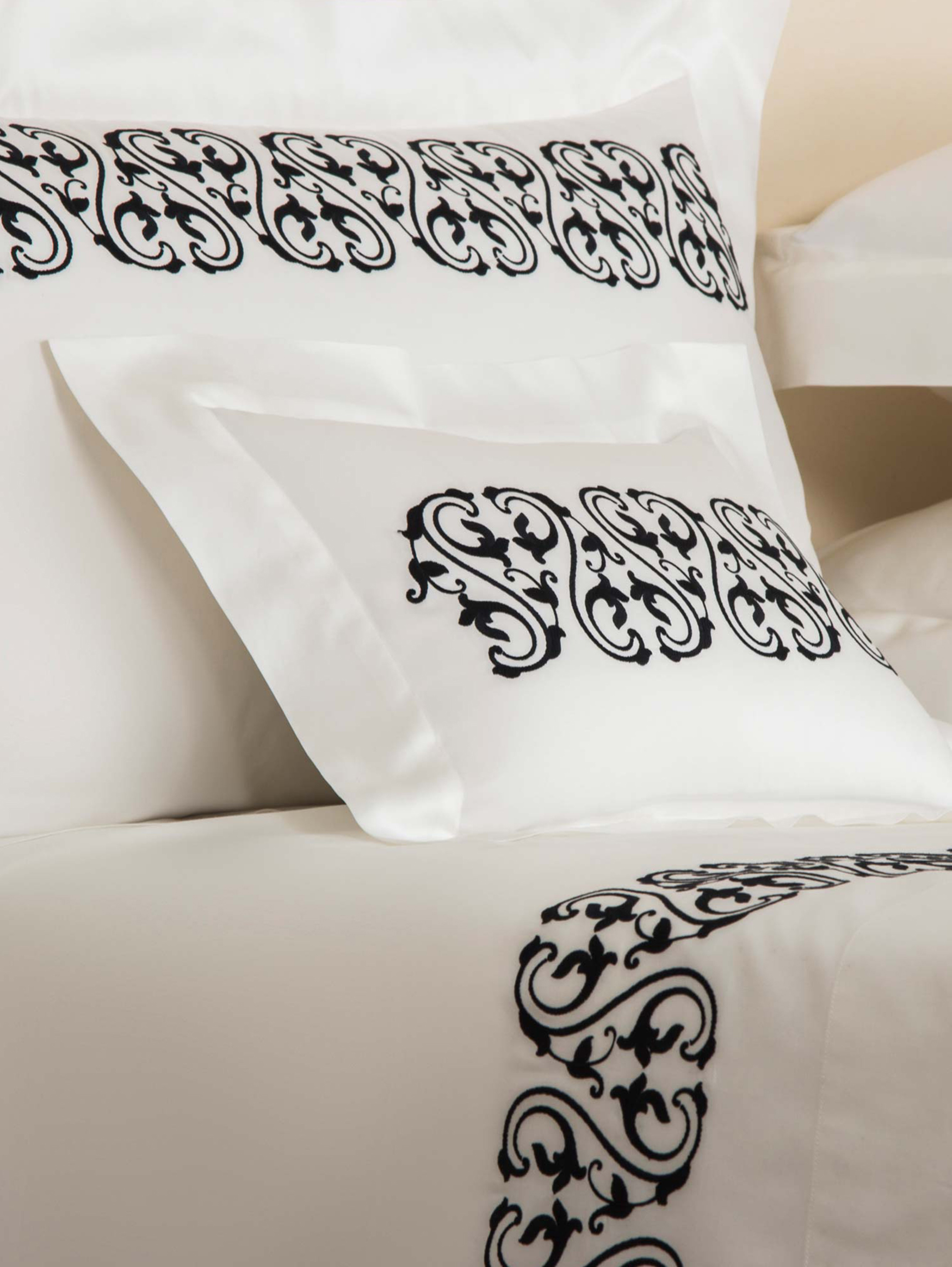 наволочка 51X71 см ORNATE MEDALLION EMB